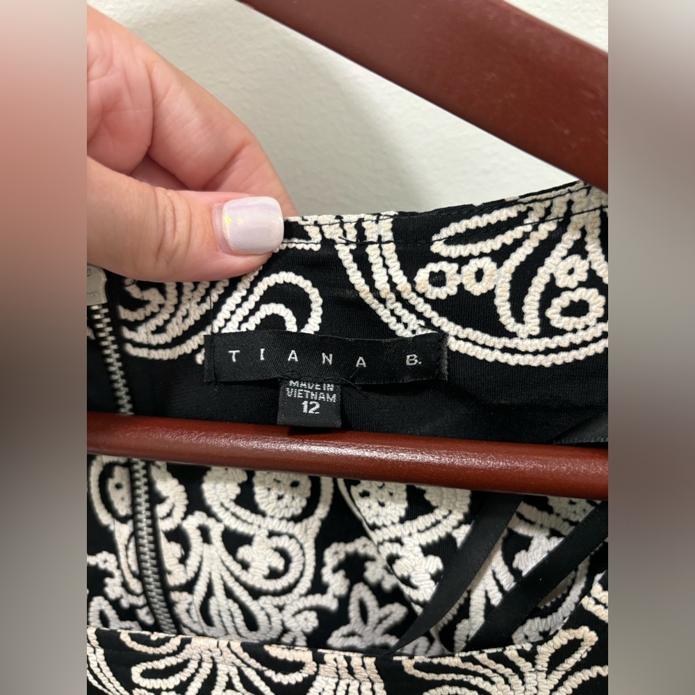 Tiana B Dress Size 12 Shift Black White Textured Pattern Zip Up Back - Picture 2 of 3